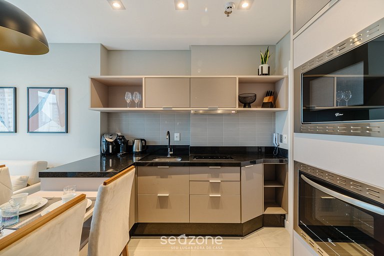 Apartamento contemporâneo em condomínio com vista para o mar