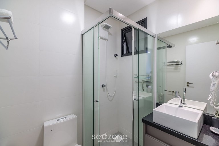 Apartamento contemporâneo em condomínio com vista para o mar