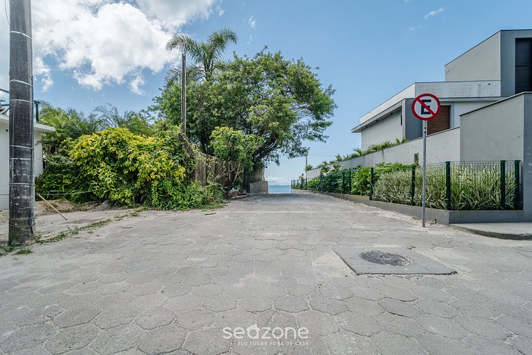 Apto. Espaçoso a 50m da praia de Jurerê DOI0204