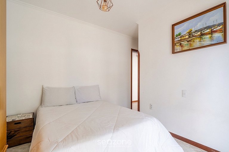 Apto em otima localização em Meia Praia EIO6031