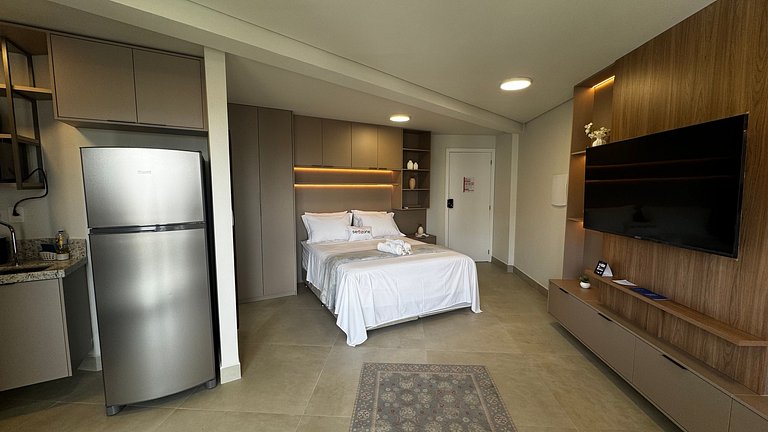 Studio em Cond. c/ Piscina e Academia MSU0906