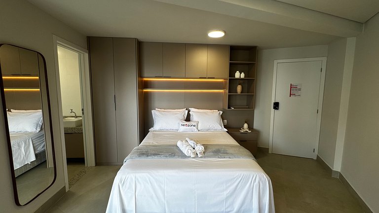 Studio em Cond. c/ Piscina e Academia MSU0906