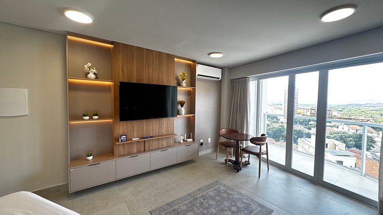 Studio em Cond. c/ Piscina e Academia MSU0906