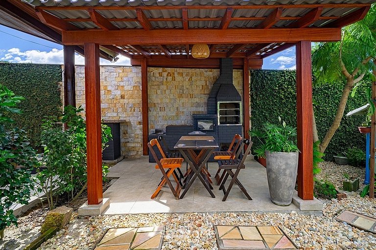 Casa com Piscina Próxima à Praia JDE792