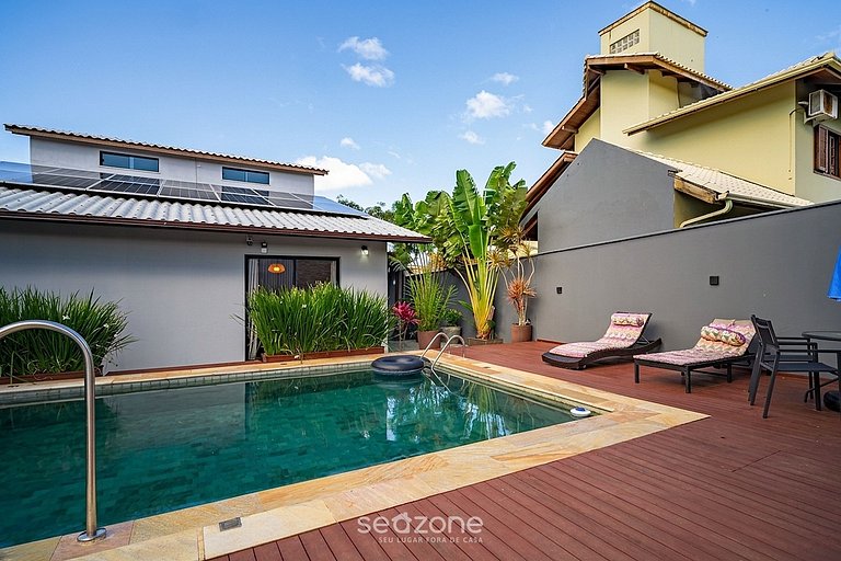 Casa com Piscina Próxima à Praia JDE792