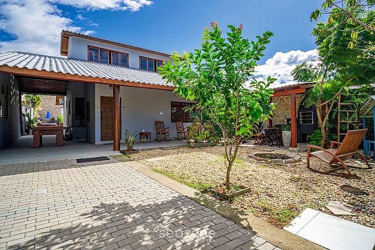 Casa com Piscina Próxima à Praia JDE792