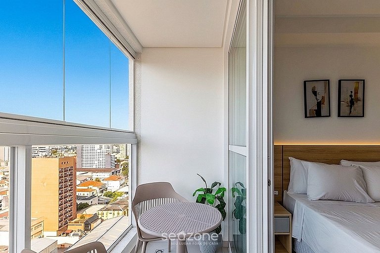 Studio em Cond. c/ Piscina e Varanda MAN1707