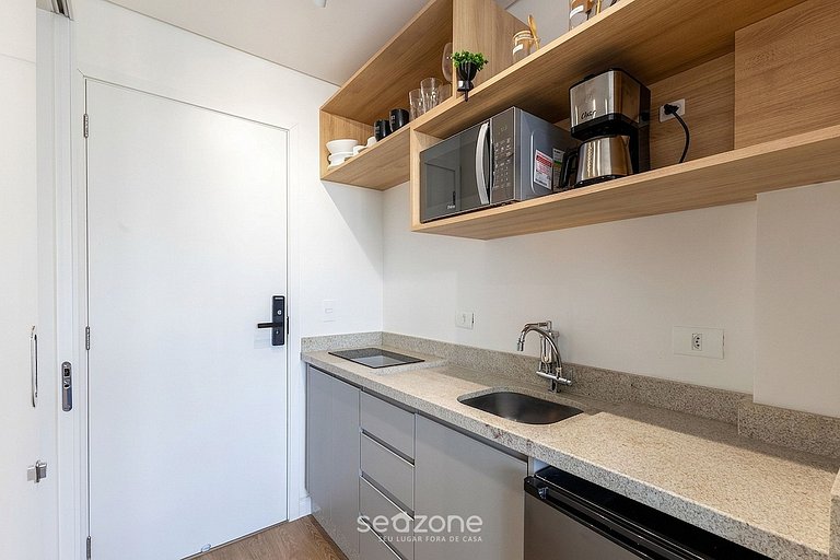 Studio em Cond. c/ Piscina e Varanda MAN1707