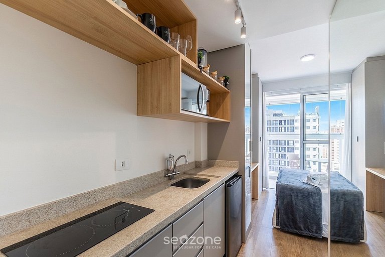 Studio em Cond. c/ Piscina e Varanda MAN1707