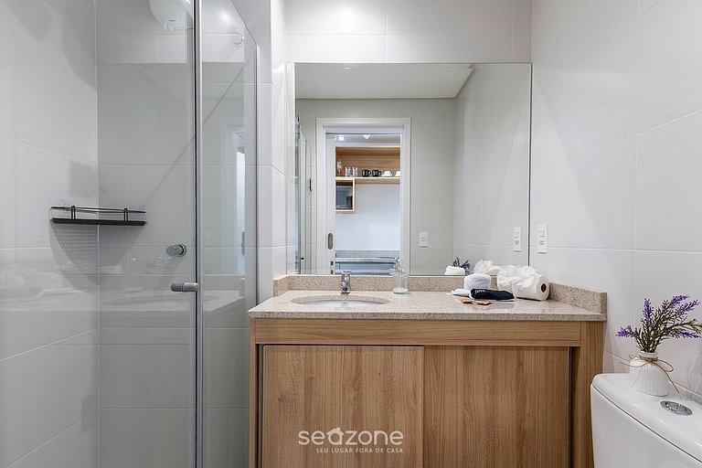 Studio em Cond. c/ Piscina e Varanda MAN1707