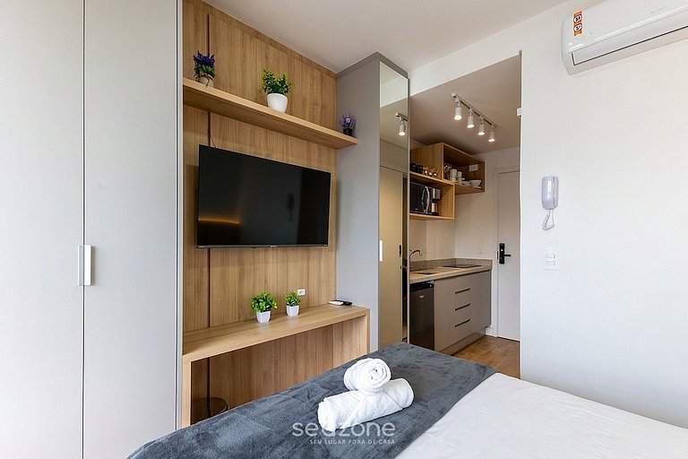 Studio em Cond. c/ Piscina e Varanda MAN1708