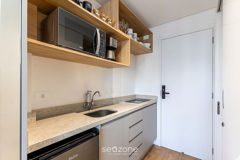 Studio em Cond. c/ Piscina e Varanda MAN1708