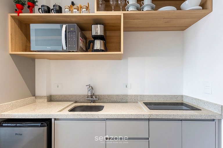 Studio em Cond. c/ Piscina e Varanda MAN1708
