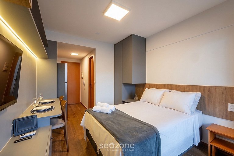 Studio em Cond. c/ Piscina e Varanda EUB0801