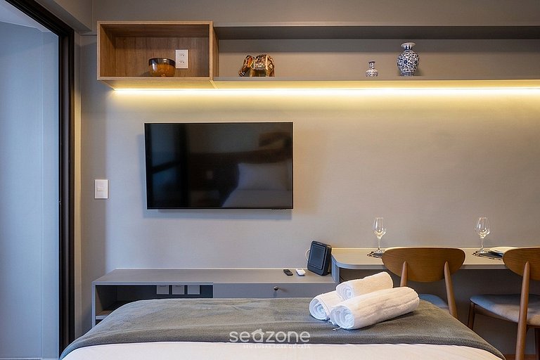 Studio em Cond. c/ Piscina e Varanda EUB0801