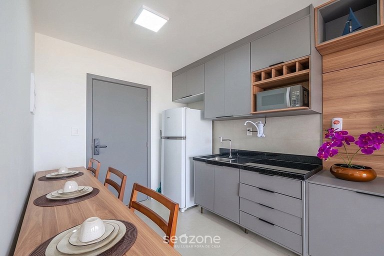 Studio em condomínio a 260 metros da praia BEA1807. Piscina