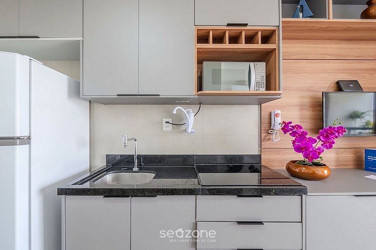 Studio em condomínio a 260 metros da praia BEA1807. Piscina