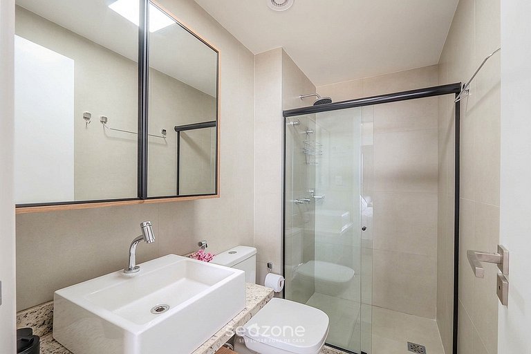 Studio em condomínio a 260 metros da praia BEA1807. Piscina