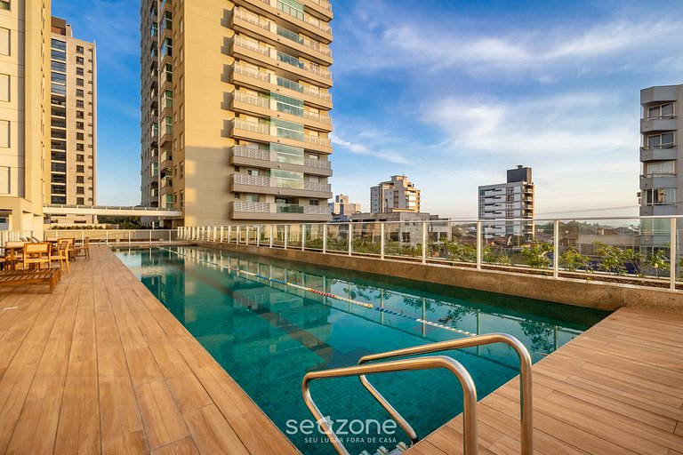 Apto. c/ Varanda e Piscina em Cond. SHC0705