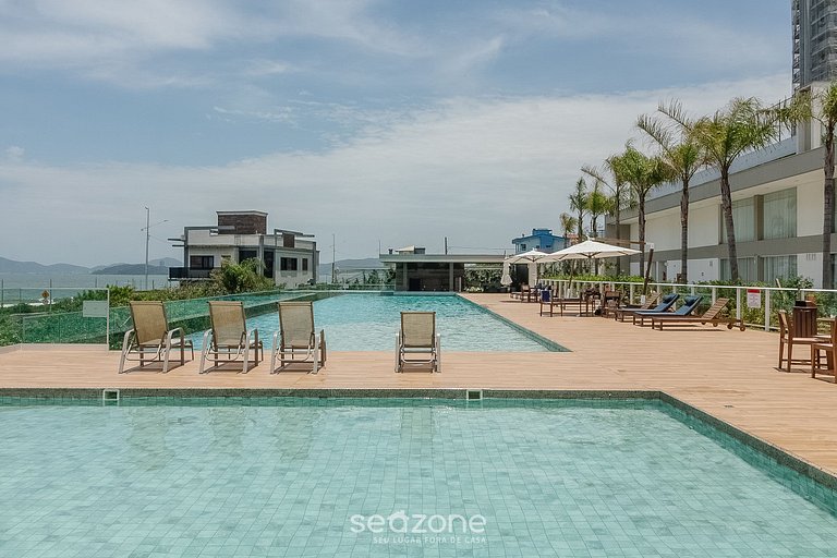 Apto. c/ Varanda e Piscina em Cond. SHC0705