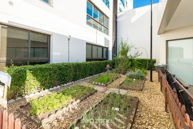 Apto. c/ Balcón en Condo. c/ Piscina AVR0404
