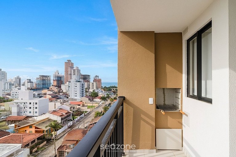 Apto. c/ Varanda em Cond. c/ Piscina MCB1003