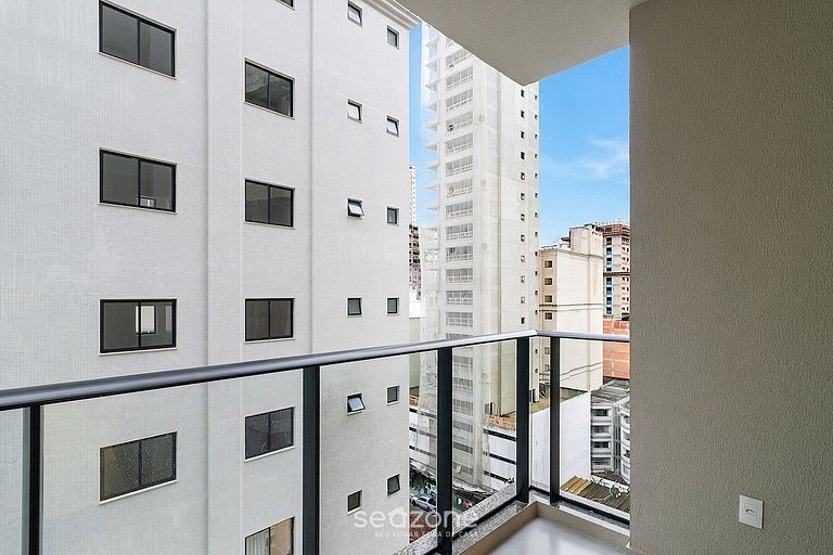 Apto. c/ Varanda em Cond. c/ Piscina FFS0806