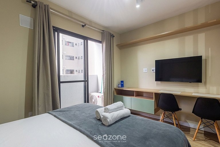 Studio em Cond. c/ Varanda e Vista Cid. MYO0312