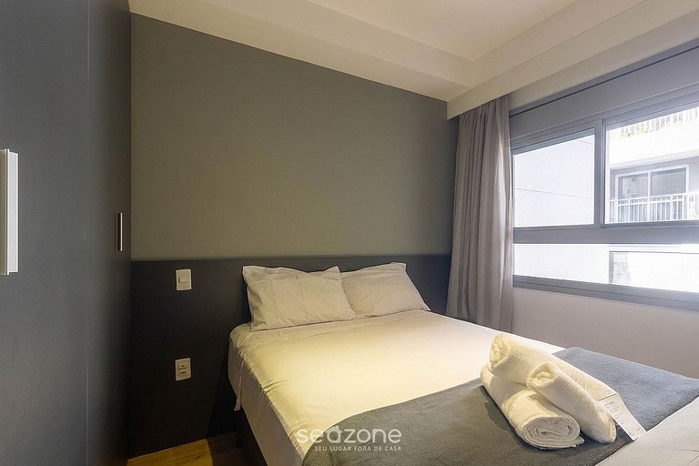 Studio c/ Varanda e Vista Cid. em Cond. DOS0102
