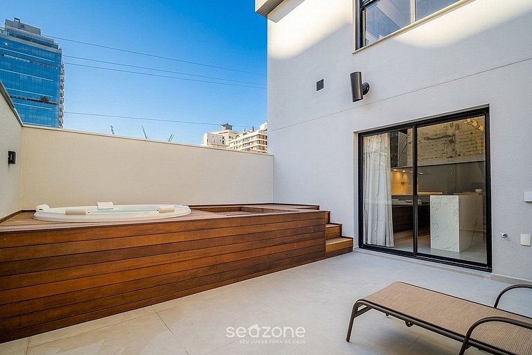 Apto. c/ Jacuzzi en Condo. c/ Piscina AMI0101