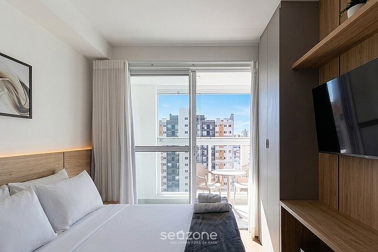 Apto. c/ Terraza y Vista Cid. en Condo. MAN1706