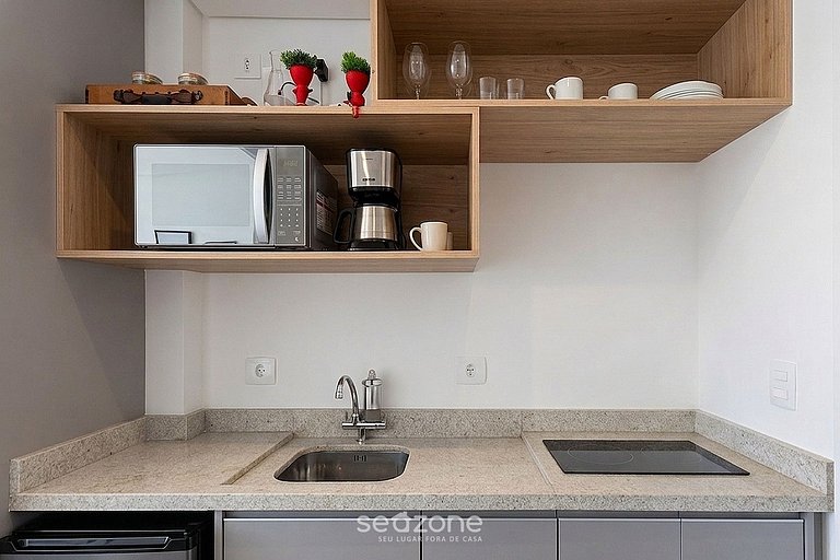 Studio c/ Terraco e Vista Cid. em Cond. MAN1706