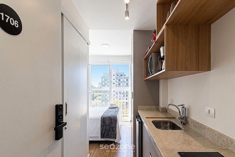 Apto. c/ Terraza y Vista Cid. en Condo. MAN1706