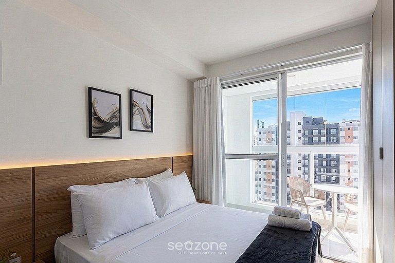 Studio c/ Terraco e Vista Cid. em Cond. MAN1706