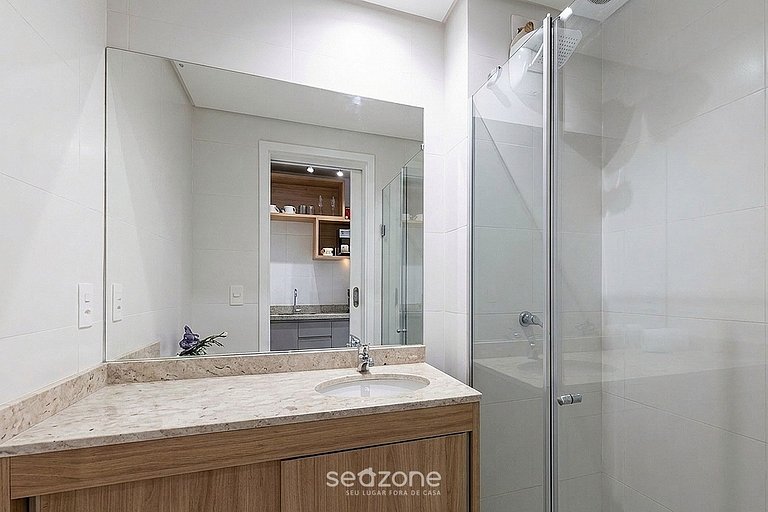 Apto. c/ Terraza y Vista Cid. en Condo. MAN1706