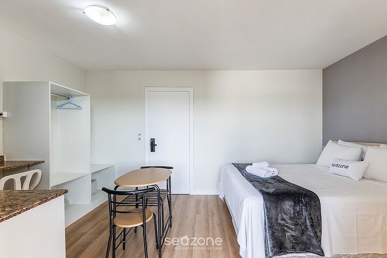 Hotel em Cond. c/ Piscina e Vista Cid. UPP0215