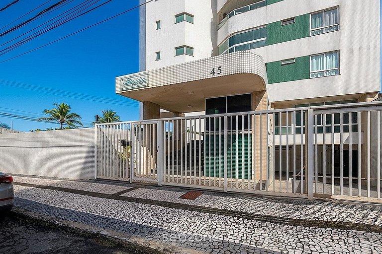 Apto. c/ Varanda e Vista Mar em Cond. BUU0201