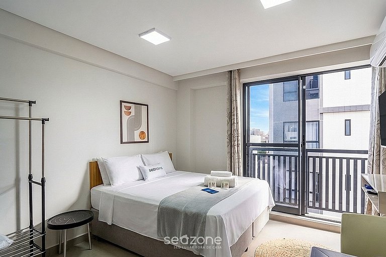 Studio c/ Varanda em Cond. c/ Piscina QUA0501