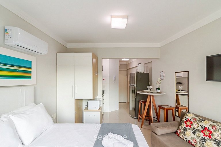 Studio em Cond. c/ Piscina e Vista Cid. INT1812