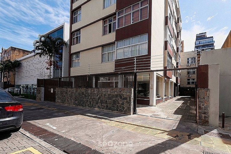 Apto. amplo a 160m da Praia da Barra VIA0302