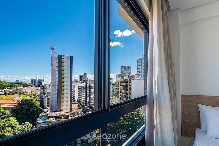 Apto. em Cond. c/ Piscina e Vista Cid. BLB1104