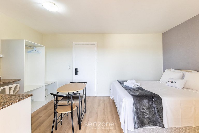 Studio em Cond. c/ Piscina e Vista Cid. UPP0215