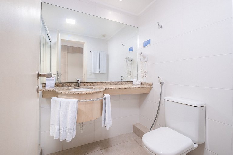 Belo apto c/ piscina em resort de luxo JBV152