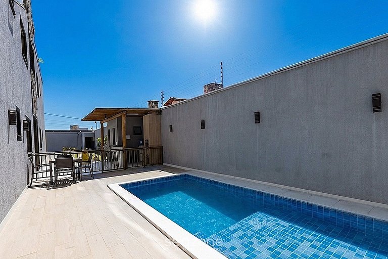 Apto. em Cond. c/ Piscina e Vista Cid. DVO0101