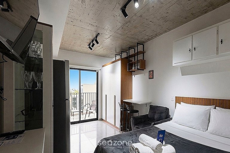 Studio em Cond. c/ Terraço e Vista Cid. EBI0204