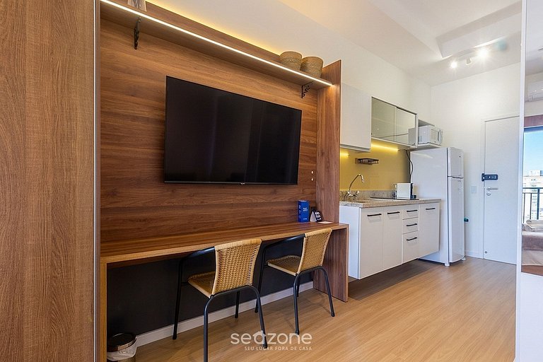 Studio em Cond. c/ Piscina e Vista Cid. CTB2504