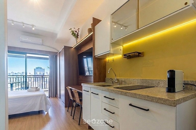 Studio em Cond. c/ Piscina e Vista Cid. CTB2504