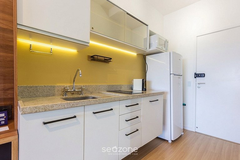 Studio em Cond. c/ Piscina e Vista Cid. CTB2504
