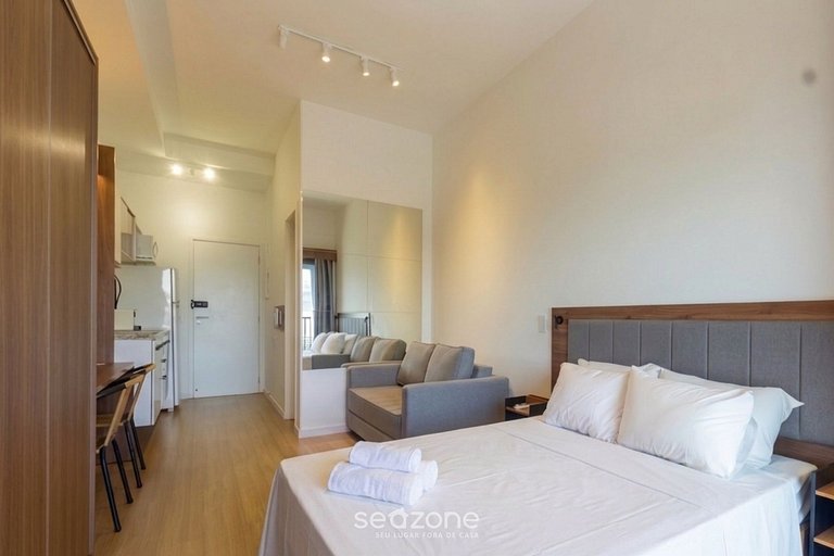 Studio em Cond. c/ Piscina e Vista Cid. CTB2504