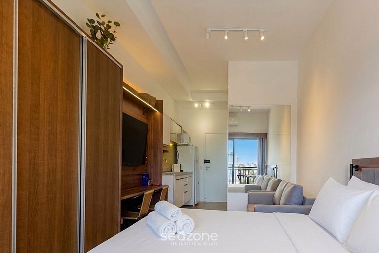 Studio em Cond. c/ Piscina e Vista Cid. CTB2504